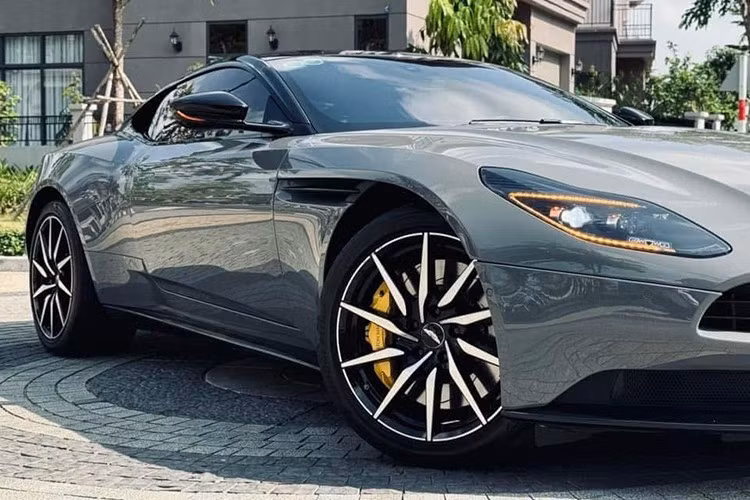 Động cơ trên Aston Martin DB11 V8 sẽ kết hợp cùng hộp số tự động 8 cấp của ZF, truyền sức mạnh tới cầu sau, nhờ đó, mẫu xe này có thể tăng tốc từ vị trí xuất phát lên 100 km/h trong thời gian chỉ 4 giây và đạt vận tốc tối đa 301 km/h. Aston Martin cung cấp 3 chế độ lái cho chủ xe DB11 V8 bao gồm GT cho chất lượng xe mẫu mực, đầm, ấn thêm chữ S tích hợp trên vô lăng.