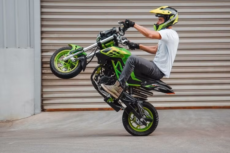 Với hệ thống treo hiệu suất cao, khung thép cường lực, phanh đĩa lớn, lốp thích nghi tốt với mọi điều kiện thời tiết và thiết kế naked-bike mạnh mẽ, TNT 125 dễ dàng thu hút sự chú ý.