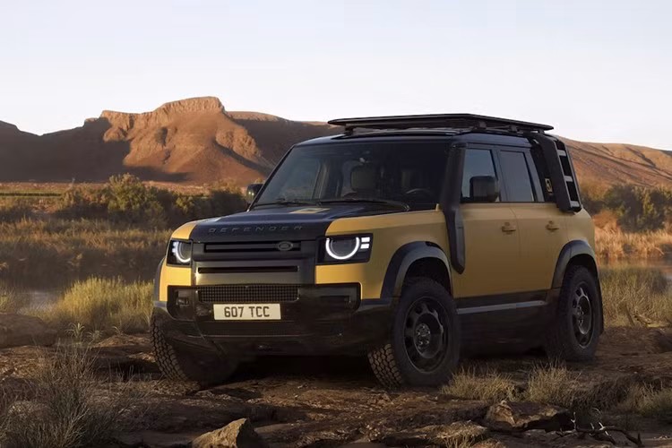 Land Rover trang bị cho Defender 110 Trophy Edition hai tùy chọn động cơ: loại 4 xy-lanh 2.0L kết hợp hệ thống hybrid sạc ngoài (PHEV) cho công suất tối đa 404 mã lực, và động cơ 6 xy-lanh 3.0L với công suất 400 mã lực. Cả hai phiên bản đều đi kèm hộp số tự động 8 cấp và hệ dẫn động 4 bánh toàn thời gian, giúp chiếc SUV duy trì hiệu suất ổn định trên mọi địa hình.