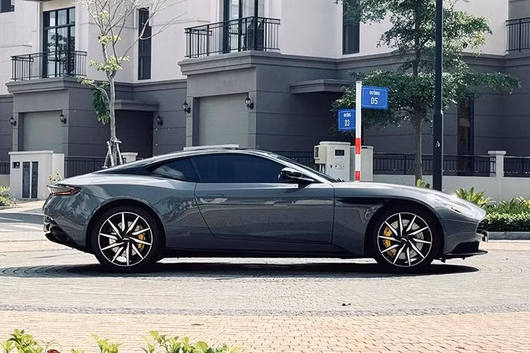 Theo đó, chiếc xe thể thao hạng sang Aston Martin DB11 V8 đã được 1 doanh nhân Hà Nội chốt đơn, đáng quan tâm là xe này từng định cư ở Hà Nội vài tháng trước khi bán vào Tp.HCM. Chỉ trong vòng 1 năm, chiếc xe thể thao Aston Martin DB11 V8 màu xám China Grey đã trải qua vài đời chủ.