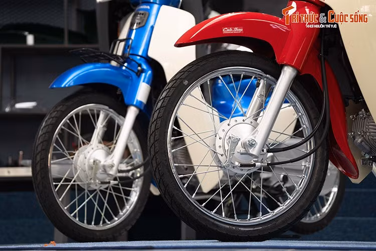 Cả hai phiên bản này đều phối màu đỏ chủ đạo, kết hợp yên xe bọc da, tay lái… màu xám cùng với viền bọc yên xe, ốp hai bên thân xe trang trí hình ảnh chú mèo Hello Kitty. Trên yếm trước và hai bên vè chắn bùn sau có thêm dòng chữ Hello Kitty màu trắng nổi bật trên nền đỏ.