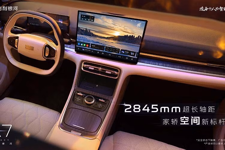 Bệ trung tâm được bố trí gọn gàng với cần số gắn trên cụm vô lăng, sạc không dây, ngăn chứa đồ ẩn và các nút điều khiển vật lý. Hệ thống giải trí gồm dàn âm thanh Flyme Sound 16 loa, màn HUD 16.6 inch, cửa sổ trời toàn cảnh, đèn viền 256 màu. Ghế sau thiết kế gập theo tỉ lệ 40/60, hỗ trợ mở rộng dung tích khoang hành lý từ 535L lên 988L.