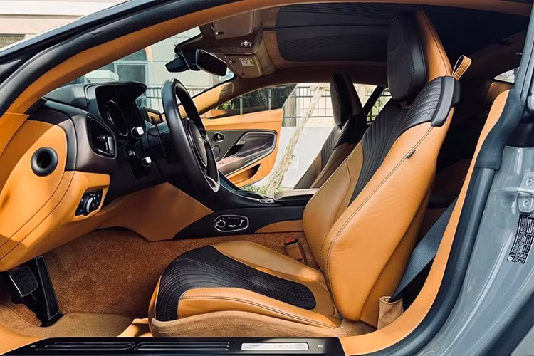 Đuôi xe Aston Martin DB11 có một cặp đèn hậu LED hình chữ C làm tâm điểm của mọi sự chú ý, khác với Aston Martin Vanquish, đèn hậu của Aston Martin DB11 mỏng hơn rất nhiều và dưới chân chữ C được kéo dài sang đến cốp đuôi sau.