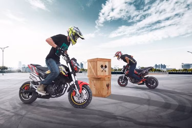 Hệ thống phanh sử dụng đĩa đơn thủy lực, kích thước 210 mm ở phía trước và 190 mm ở phía sau. Xe được trang bị vành 12 inch cùng lốp kích thước 120/70-12 phía trước và 130/70-12 phía sau – tất cả được lắp sẵn từ nhà máy.