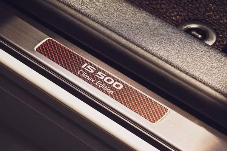 Đi kèm là hệ thống phanh hiệu năng cao Brembo, bao gồm cùm phanh 6 piston sơn đỏ và đĩa phanh trước đường kính 380 mm, mang đến hiệu suất phanh tối ưu cho một mẫu sedan thể thao.