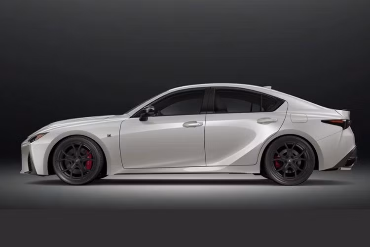 Đây không chỉ là biến thể đặc biệt cuối cùng của Lexus IS, mà còn là lời tạm biệt trang trọng dành cho những tín đồ yêu cảm giác lái thuần chất đến từ khối động cơ V8 truyền thống.