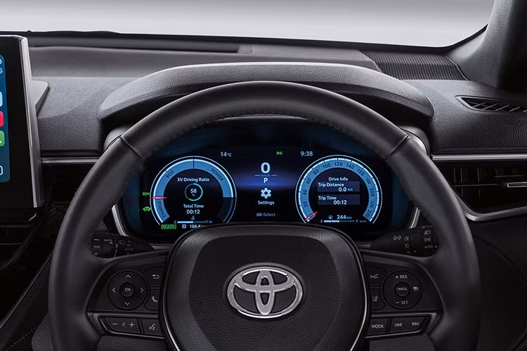 Do Corolla Cross vừa được facelift trên toàn cầu chỉ trong khoảng 1 năm trở lại đây, chiếc xe sẽ còn tồn tại trên thị trường trong ít nhất là khoảng 2 năm nữa. Carlucci cho rằng nếu xe vẫn sử dụng nền tảng TNGA, Toyota sẽ có khả năng phát triển các thân xe khác nhau cho Corolla Cross ở các thị trường khác nhau, nghĩa là hãng có thể mang đến cho Corolla Cross một thiết kế thú vị hơn dành riêng cho thị trường châu Âu.