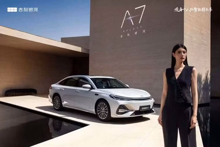 Geely vừa chính thức trình làng mẫu sedan hybrid cắm điện (PHEV) hoàn toàn mới mang tên Galaxy A7 EM-i. Đây là mẫu xe đầu tiên của hãng phát triển dựa trên nền tảng kiến trúc điện khí hóa GEA (Geely Electric Architecture).