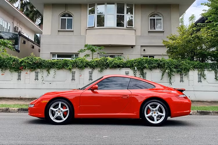 Đằng sau những chiếc Porsche 911 997 có đèn hậu nằm ngang nhưng không nối liền với nhau, thiết kế cũng to bản, sau này, 991, đèn hậu được làm nhọn lại.