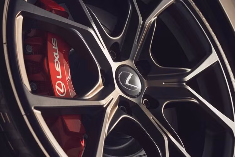 Xe có 9 tùy chọn màu sơn nhưng nổi bật nhất là gam màu xám mới Neutrino Gray, bên cạnh các tông màu cá tính như xanh Heat Blue và đỏ Radiant Red. Lexus IS 500 Climax Edition được trang bị bộ mâm hợp kim nhôm BBS kích thước 19 inch, được hoàn thiện với bề mặt đen nhám đầy cá tính.