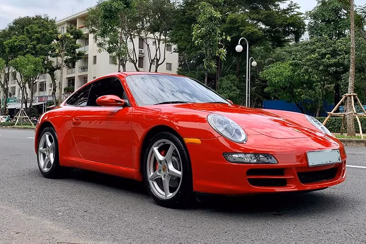 Porsche 911 997 của đại gia Hà Nội thuộc bản tiêu chuẩn là Carrera, nên xe sẽ sử dụng động cơ 6-xi-lanh, dung tích 3.6 lít, sản sinh ra công suất tối đa 321 mã lực tại 6.800 vòng/phút và mô men xoắn cực đại 370 Nm tại 4.250 vòng/phút.