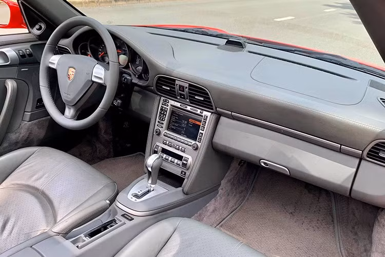 Dòng xe 997 là sự phát triển của 996 trước đó, nhưng nó có nhiều sự thay đổi quan trọng nhất là kiểu dáng bên trong và bên ngoài, đáng chú ý nhất là việc thay thế đèn pha "trứng rán" được sử dụng trên 996 bằng đèn "mắt bọ" cổ điển, đặc trưng của dòng này.