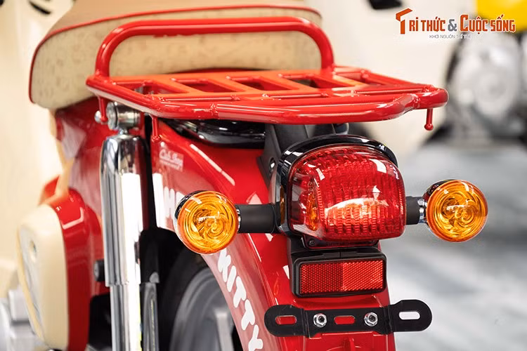 Về ngoại hình, xe vẫn sở hữu thiết kế cổ điển đặc trưng không thể nhầm lẫn của dòng xe máy huyền thoại Honda Super Cub, tuy nhiên Honda Super Cub 50 Hello Kitty và Honda Super Cub 110 Hello Kitty đều được thay đổi về cách phối màu theo hình tượng nhân vật Hello Kitty, đồng thời điều chỉnh thiết kế một số chi tiết và cập nhật công nghệ mới.