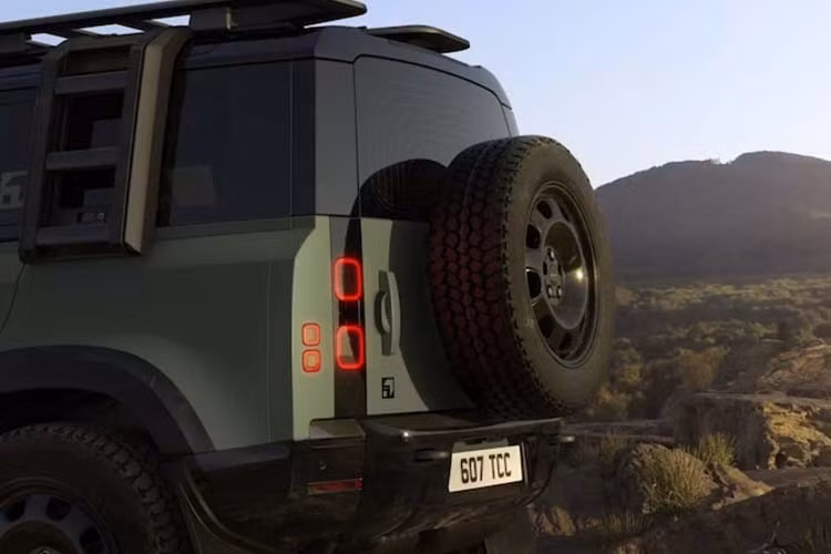 Người mua có thể chọn Keswick Green làm lựa chọn thay thế, nhưng dù chọn màu gì, mui xe, vòm bánh và thân dưới đều có màu đen bóng.