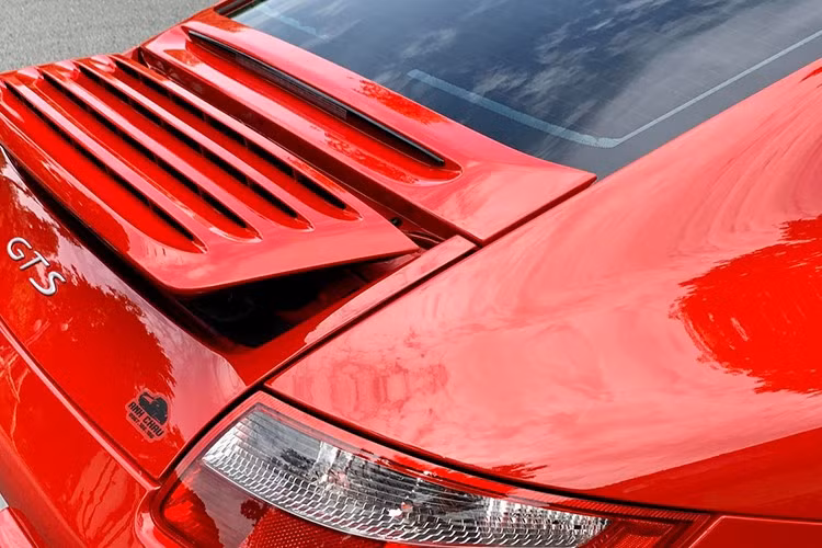 Ngoài ra 2 con số cuối của xe là 79 cũng mang ý nghĩa thần tài lớn, nên biển số này thật sự rất đẹp mắt và ý nghĩa khi đăng ký cho xe Porsche 911 thế hệ 997 Porsche 911 997 trong bài viết này có ống xả kép.