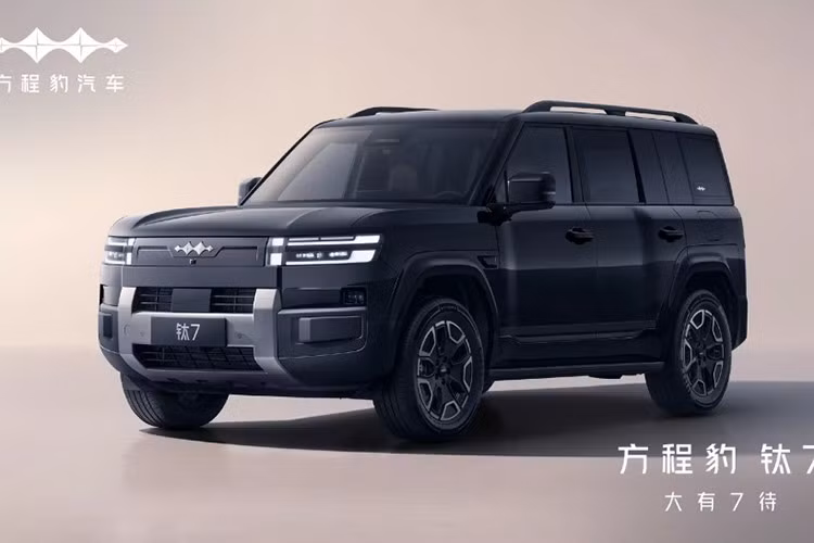Fang Cheng Bao Tai 7 trông như sự pha trộn của nhiều mẫu SUV hạng sang khác nhau, nổi bật nhất là Land Rover Defender. Điều này có lẽ không quá bất ngờ vì Fang Cheng Bao là thương hiệu xe sang của BYD.