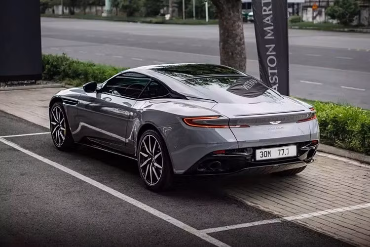 Lần gần nhất mà chiếc xe Aston Martin DB11 V8 tìm thấy mùi của chủ nhân thật sự là đầu năm nay, 1 doanh nhân ở Hà Nội đã mua lại để chơi, ra biển số 30M nhưng chỉ vài tháng đã nhanh chóng bán lại cho một showroom ở Hà Nội.
