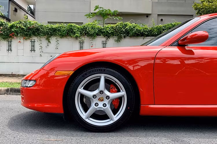 Ngoài ra còn xuất hiện thêm 2 "cục gù" màu đỏ, nhô ra ở 2 bên biển số, nhiều khả năng xe được nhập khẩu từ Mỹ về, đây là chi tiết bắt buộc phải có trên các xe thể thao, siêu xe để đảm bảo an toàn kỹ thuật