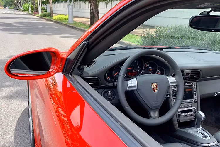 Porsche 911 997 đi kèm bộ bánh xe 18 inch lớn hơn, là trang bị theo tiêu chuẩn. Các vòm bánh xe được mở rộng ra so với thiết kế thân xe, nhờ đó, Porsche 911 997 trông "sexy" hơn.