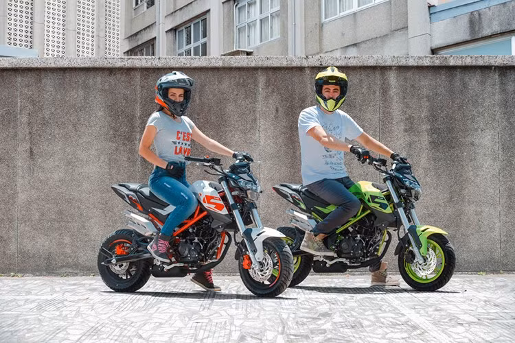 Khung sườn của xe vẫn là loại Trellis Frame (khung mắt cáo) kết hợp với phuộc trước dạng hành trình ngược, trong khi phía sau là giảm xóc đơn làm việc cùng gắp sau.