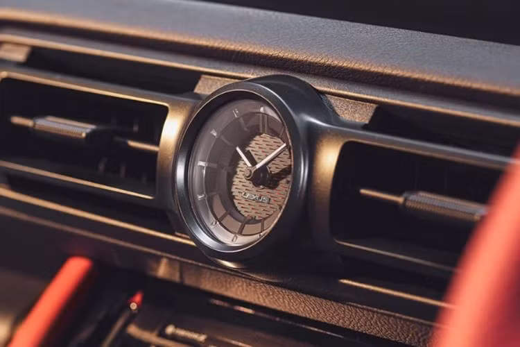 Ghế ngồi của xe được bọc chất liệu Ultrasuede/L tex đỏ – đen, phối hợp hài hòa với táp-lô và tapi cửa cũng sử dụng chất liệu Ultrasuede cao cấp.