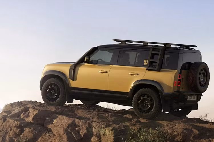 Với khoảng sáng gầm xe tiêu chuẩn lên đến 218 mm và khả năng lội nước lên tới 900 mm, Trophy Edition được thiết kế để không chỉ bền bỉ mà còn linh hoạt trên các cung đường hiểm trở.