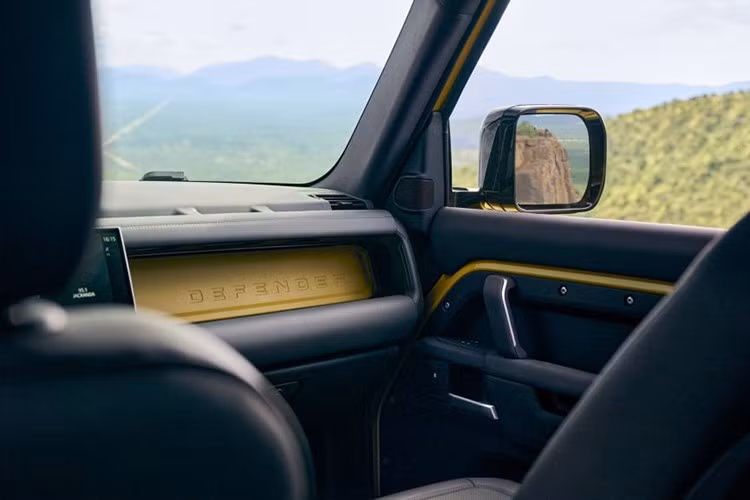 Các chi tiết trang trí bên trong như bảng táp-lô cổ điển và tapi cửa được sơn đồng màu với ngoại thất, tạo nên sự hài hòa trong thiết kế tổng thể. Tay nắm phụ trên bảng táp-lô cũng được gắn huy hiệu Trophy như một dấu ấn đặc biệt dành cho chủ nhân.