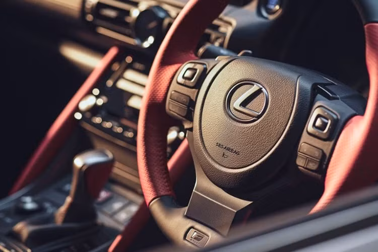 Khoang nội thất của Climax Edition tiếp tục thể hiện tinh thần thể thao với vô-lăng F Sport bọc da hai tông màu đỏ/đen, cần số đặc biệt và cụm đồng hồ kỹ thuật số 8 inch có giao diện đồ họa riêng dành cho phiên bản Climax Edition.