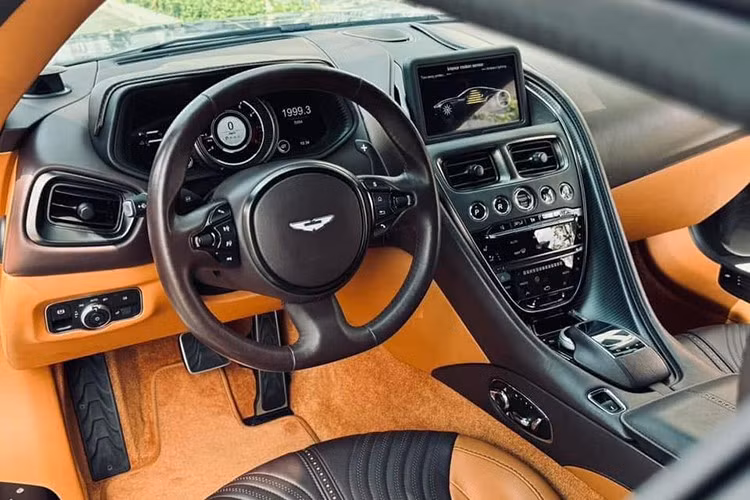 Cốp sau của Aston Martin DB11 được trang bị 1 tấm kính trong suốt có thể nhìn rõ vào bên trong khoang lái, phía trên tấm kính này là đèn phanh. 1 cánh gió ảo Virtual Spoiler trên Aston Martin DB11 cũng giúp xe có tính khí động học tốt hơn.