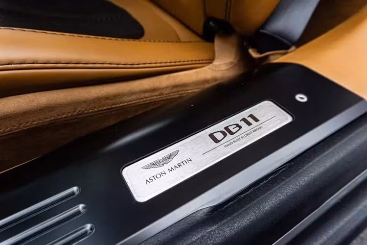 Ở thiết kế, Aston Martin DB11 có nắp ca-pô hình "vỏ sò" được làm từ một tấm nhôm duy nhất, giữa 2 phiên bản V8 và V12, hãng xe sang Anh quốc tạo sự khác biệt bằng số lượng khe hút gió trên các xe Aston Martin DB11 đang lăn bánh tại Việt Nam là 2 so với con số 4 của bản DB11 V12.