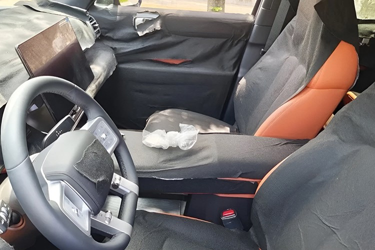 Fang Cheng Bao Tai 7 sở hữu kích thước dài x rộng x cao lần lượt 4.999 x 1.995 x 1.865 mm và chiều dài cơ sở 2.920 mm. Hiện chưa có thêm nhiều thông tin về mẫu xe này. Chỉ biết rằng, xe sẽ được bán ra với 2 tùy chọn mâm 18 inch và 19 inch.