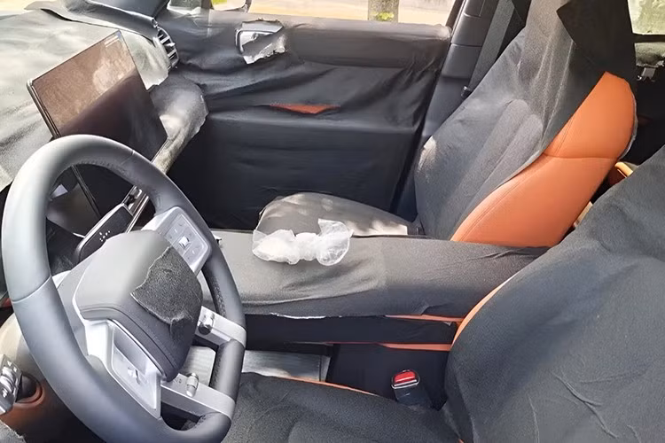 Fang Cheng Bao Tai 7 sở hữu kích thước dài x rộng x cao lần lượt 4.999 x 1.995 x 1.865 mm và chiều dài cơ sở 2.920 mm. Hiện chưa có thêm nhiều thông tin về mẫu xe này. Chỉ biết rằng, xe sẽ được bán ra với 2 tùy chọn mâm 18 inch và 19 inch.