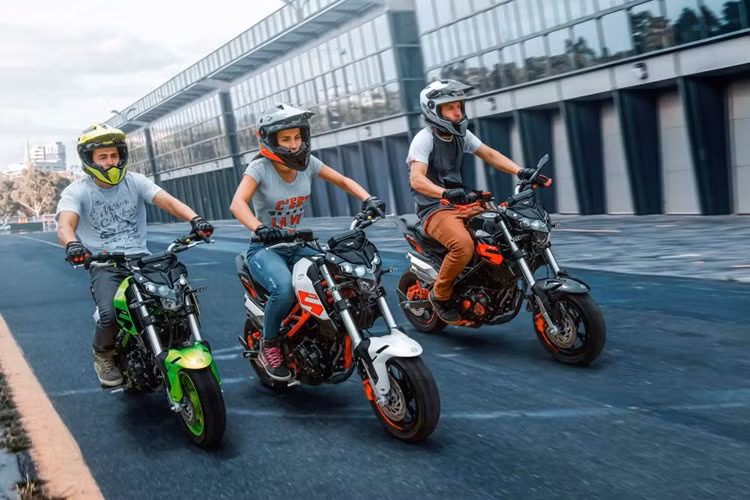 Benelli TNT 125 2025, sẽ có 4 tùy chọn màu sắc với mức giá đã bao gồm thuế là 368.500 yên - khoảng 66 triệu đồng khi quy đổi ra tiền Việt theo tỷ giá hiện tại.