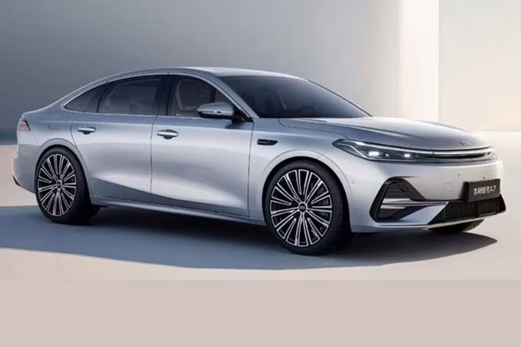 Các tiện ích cao cấp bao gồm: ghế trước sưởi, thông gió, tích hợp loa ở tựa đầu và có tới 8 chế độ massage. Hàng ghế sau có đệm rộng tới 550 mm, ngả 120 độ. Giá bán hiện tại của Galaxy A7 chưa được Geely công bố nhưng dự kiến sẽ trong khoảng 100.000 - 130.000 nhân dân tệ (~363 - 472 triệu đồng).