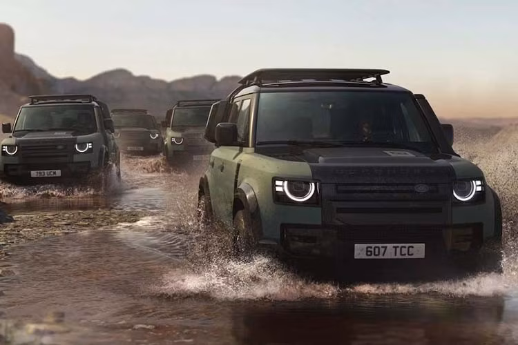 Được tổ chức từ năm 1980 tới 2000 và do hãng thuốc lá Camel tài trợ, Camel Trophy là một trong những giải đua xe địa hình nổi tiếng trong quá khứ. Sau mùa giải đầu tiên, ban tổ chức đã tìm tới Land Rover để xin hỗ trợ giải và trong 20 năm sau đó, những chiếc xe sơn vàng của hãng đã trở thành biểu tượng của giải đấu này.