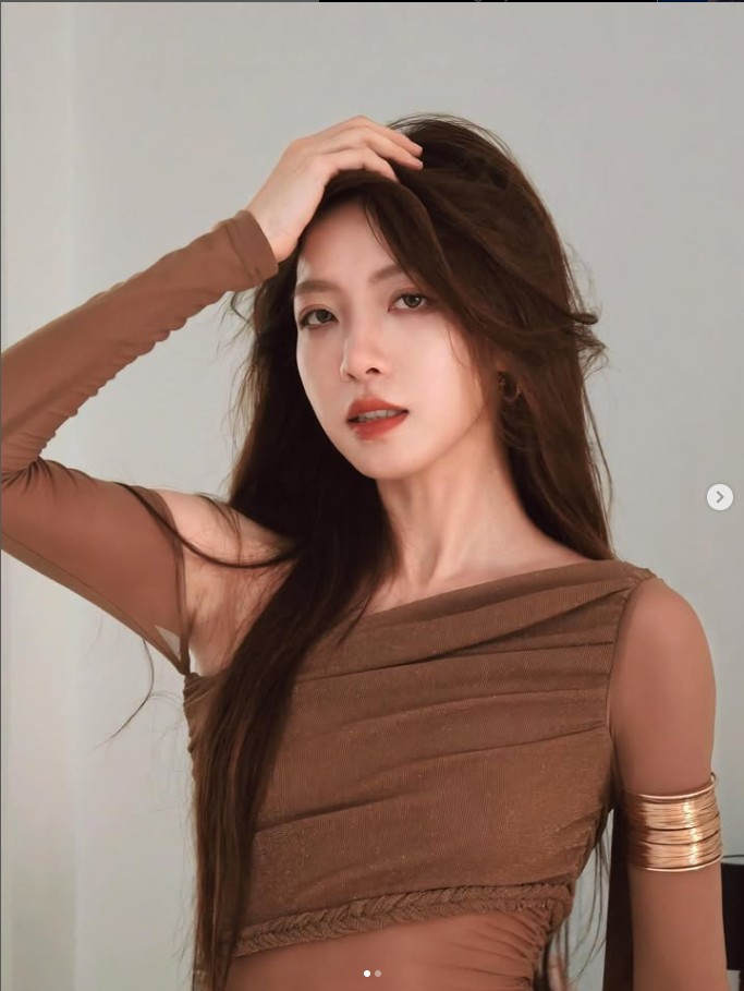 Iris bắt đầu làm MC cho LPL từ năm 2019 và nhanh chóng trở nên nổi tiếng trong cộng đồng LMHT.