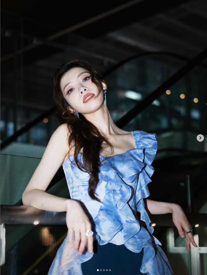 Iris từng có thời điểm không hoàn toàn tự tin về nhan sắc của mình. Nhưng với sự ủng hộ của đông đảo khán giả, cô đã dần tiến bộ hơn và sẵn sàng khoe sắc từ những bộ ảnh đời thường cho tới cosplay tướng LMHT.