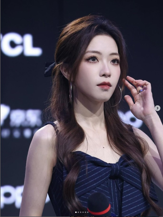 Được biết, Iris từng là một phát thanh viên, có khả năng chơi violin xuất sắc.