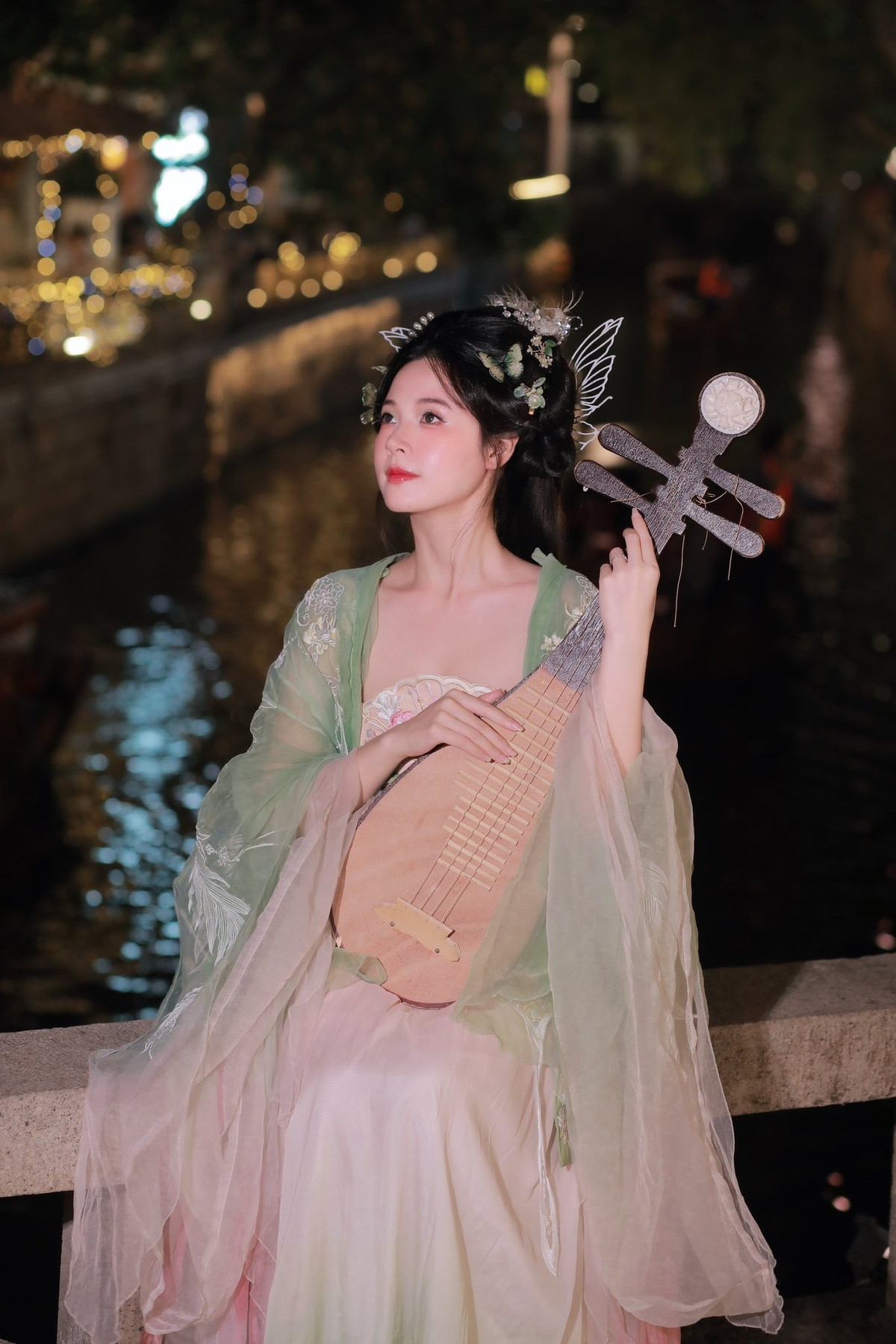 Sau đó, Midu rẽ hướng sang diễn xuất và để lại dấu ấn qua nhiều bộ phim như Thiên mệnh anh hùng, Khi ta hai lăm… Hình ảnh của cô trên màn ảnh luôn gắn liền với nét đẹp nhẹ nhàng, sâu lắng.