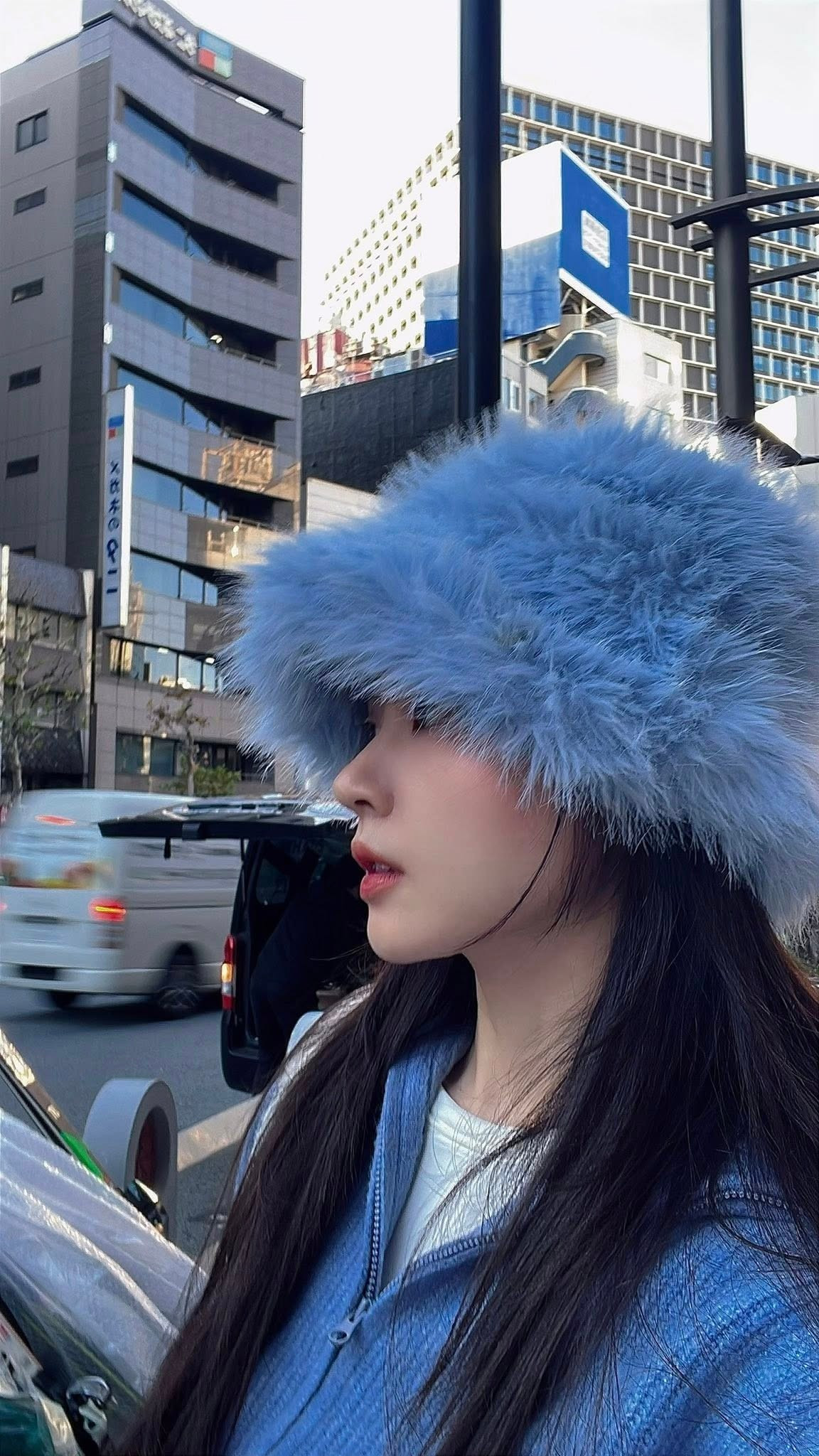 Nhan sắc của Midu trong loạt ảnh đời thường tại Nhật Bản tiếp tục nhận được nhiều lời khen ngợi. Ở tuổi ngoài 35, cô vẫn giữ được gương mặt trẻ trung, làn da mịn màng và thần thái nhẹ nhàng.