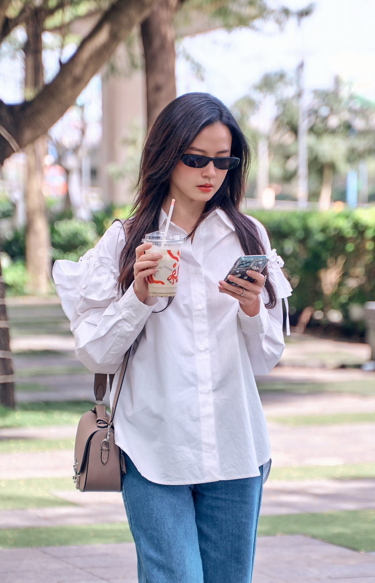 Midu (tên thật Đặng Thị Mỹ Dung, sinh năm 1989) là một trong những hot girl đời đầu nổi tiếng nhất của showbiz Việt. Bước ra từ vai trò người mẫu ảnh, cô nhanh chóng được chú ý nhờ vẻ đẹp thuần khiết và thành tích học tập ấn tượng.