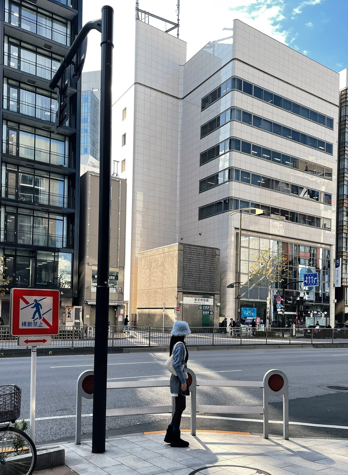 Các đường nét thanh tú, sống mũi cao, đôi môi hồng hào cùng mái tóc đen dài buông tự nhiên giúp Midu ghi điểm với vẻ đẹp trong trẻo, dịu dàng. Dù không trang điểm đậm, cô vẫn toát lên khí chất riêng – sự điềm đạm, trí thức và cuốn hút rất đặc trưng.