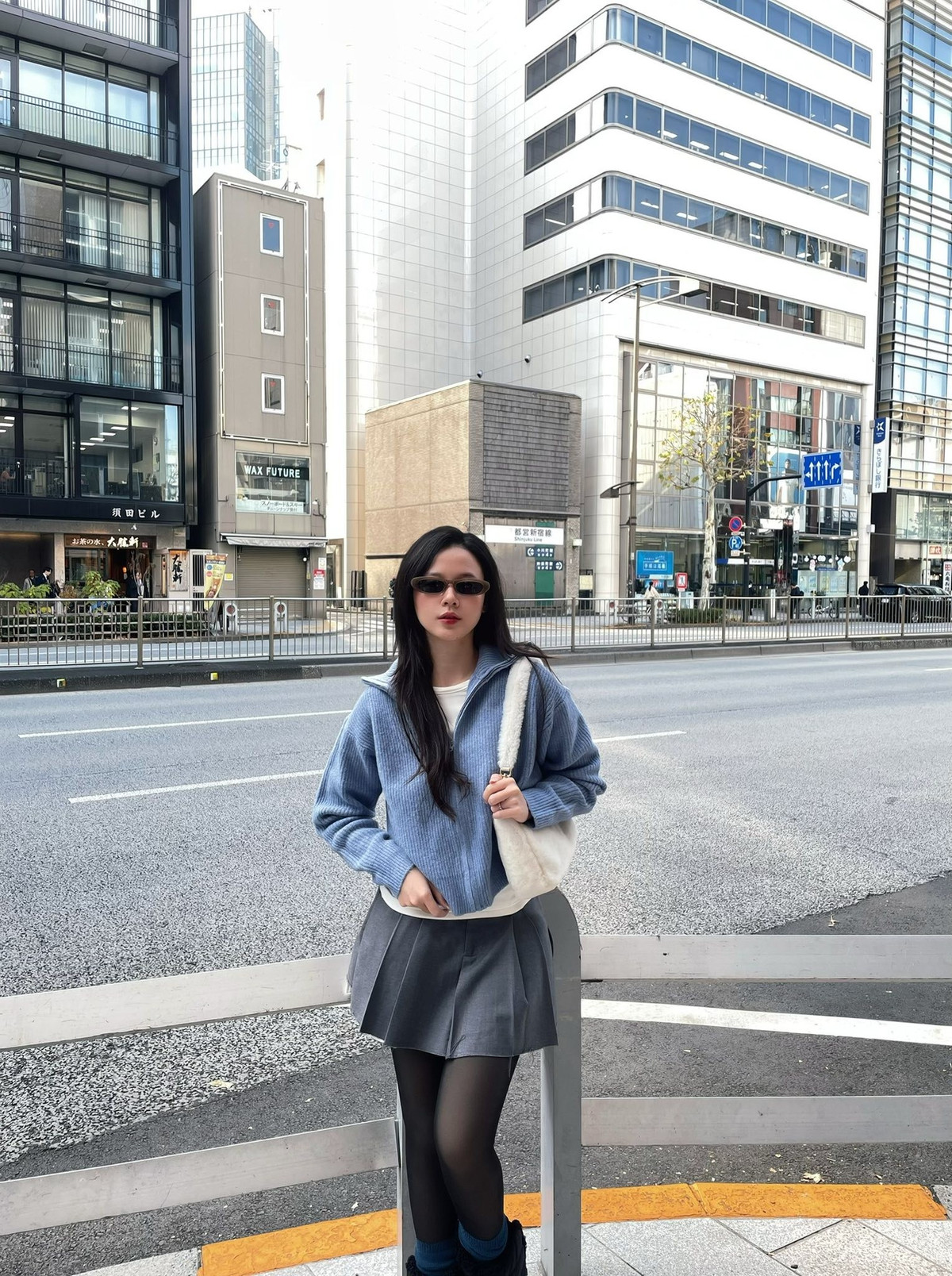 Phụ kiện tối giản như túi xách vải, kính râm và mũ lông nhẹ nhàng giúp Midu hòa mình trọn vẹn vào không khí mùa lạnh của Tokyo. Phong cách này không quá cầu kỳ nhưng đủ để Midu nổi bật giữa phố xá đông đúc.