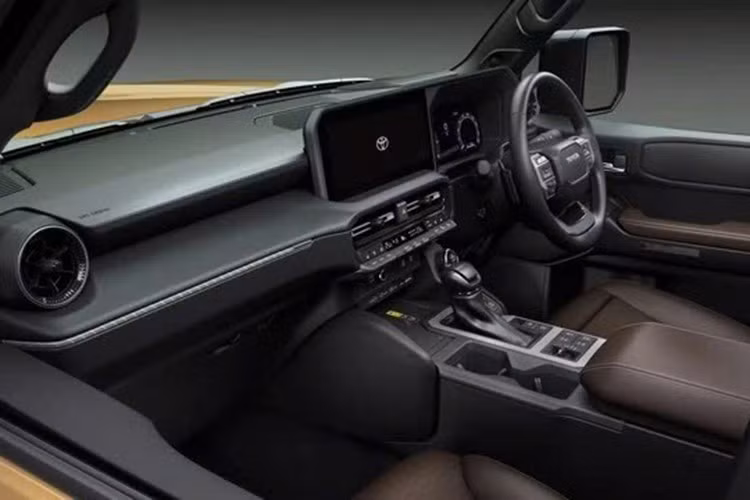 Một chức năng khác của mô-tơ điện chính là tái tạo năng lượng mỗi khi người lái nhả chân ga và sử dụng phanh động cơ. Năng lượng thu hồi sẽ được lưu trữ trong pin lithium-ion 48 V nặng 7,6 kg, gồm 13 tế bào pin và có dung lượng 4,3 Ah.