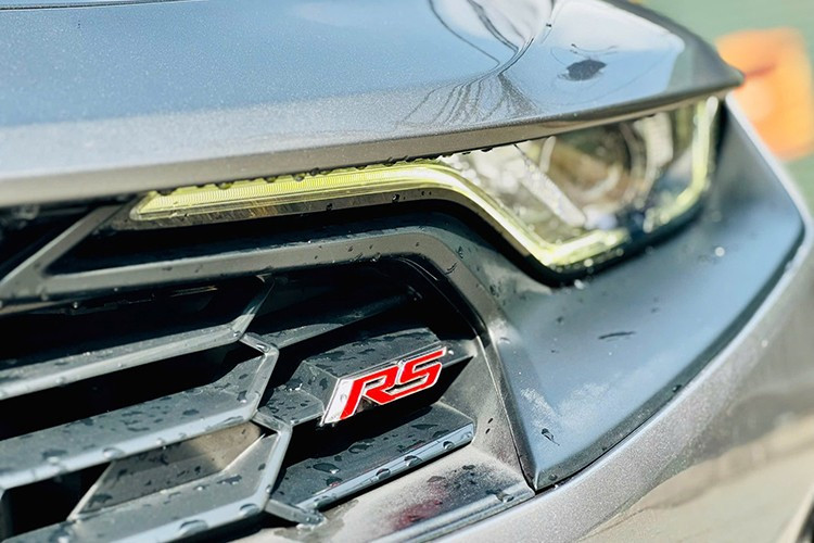 Ngoại thất của chiếc xe thể thao Chevrolet Camaro RS mui trần đời 2020 đầu tiên về Việt Nam đang được rao bán 2,29 tỷ đồng được sơn màu xám lông chuột, đây là 1 trong những bộ áo rất hot tại thời điểm đó, đi kèm với đó còn có nhiều chi tiết sơn đen, mạ crôm, và bộ mâm 5 chấu kép sơn màu bạc.