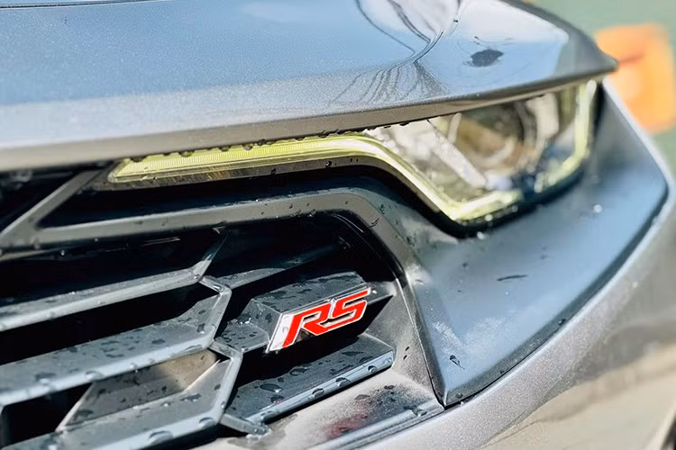 Ngoại thất của chiếc xe thể thao Chevrolet Camaro RS mui trần đời 2020 đầu tiên về Việt Nam đang được rao bán 2,29 tỷ đồng được sơn màu xám lông chuột, đây là 1 trong những bộ áo rất hot tại thời điểm đó, đi kèm với đó còn có nhiều chi tiết sơn đen, mạ crôm, và bộ mâm 5 chấu kép sơn màu bạc.