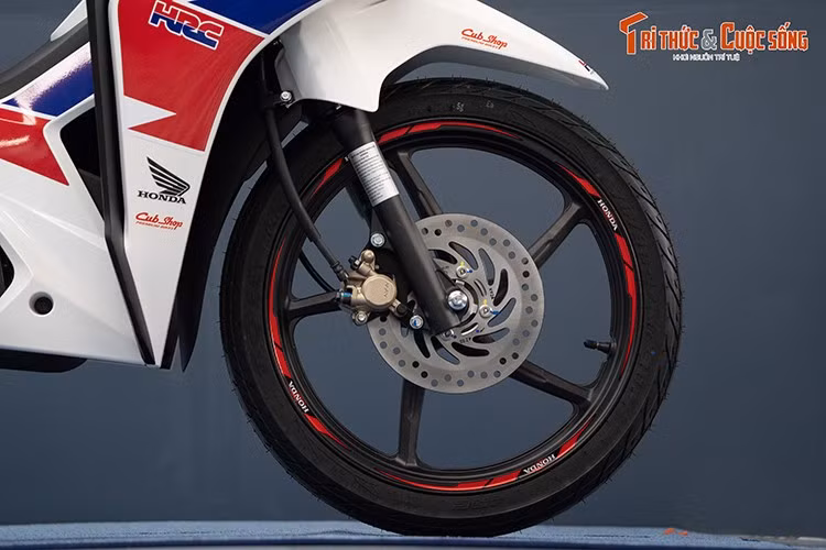 Bên cạnh đó, để phù hợp với khả năng vận hành trong điều kiện giao thông tại Malaysia, Honda Dash 125 bản HRC còn được trang bị dàn áo phong cách đua thể thao Honda Racing Corporation, đi kèm hệ thống phanh đĩa đơn trước, sau.