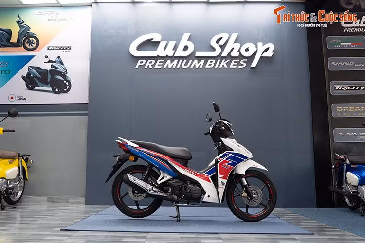 Được ra mắt lần đầu vào năm 2018 với vai trò là mẫu xe chính thức cho giải đua Honda One-Make Race trong hệ thống Malaysian Cub Prix, Dash 125 đã nhanh chóng khẳng định vị thế của mình, thay thế người tiền nhiệm Wave với nhiều cải tiến đáng chú ý về hiệu năng, thiết kế cũng như trải nghiệm vận hành.