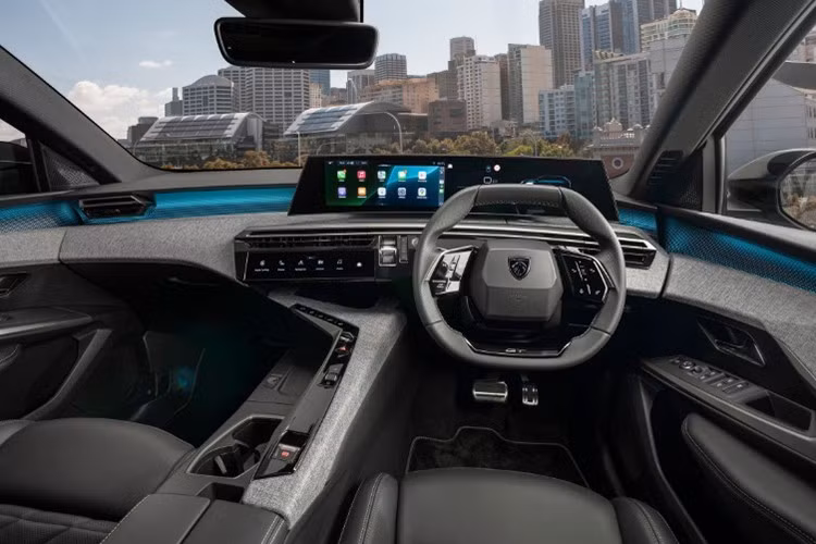 Về nội thất, khoang cabin của xe nổi bật với màn hình cong HD kích thước 21 inch, kết hợp cụm đồng hồ kỹ thuật số và hệ thống giải trí trung tâm trong một cụm thống nhất.