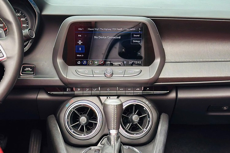 Nội thất xe với thiết kế 2+2, hàng ghế sau đủ chỗ cho 2 người lớn ngồi thoải mái, với điều kiện là phần mui mềm phải được hạ xuống. Ghế ngồi được bọc da màu đỏ rất đẹp mắt, tạo nên điểm nhấn cho khoang lái của xe, cũng như tính tương phản khi ngoại thất sơn màu tối.